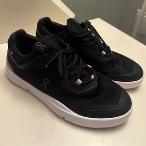 On The Roger Spin Black/Zephyr sneakers